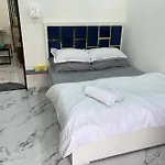 Chic Home - Bright 1 Bhk Close To Lilavati Hospital At Waroda Road, Bandra West