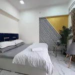 Chic Home - Bright 1 Bhk Close To Lilavati Hospital At Waroda Road, Bandra West