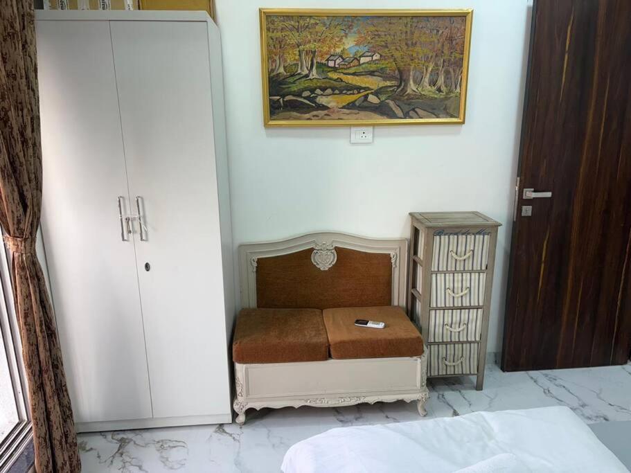 Chic - Bright 1 Bhk Close To Lilavati Hospital At Waroda Road, Bandra West * Bombaj