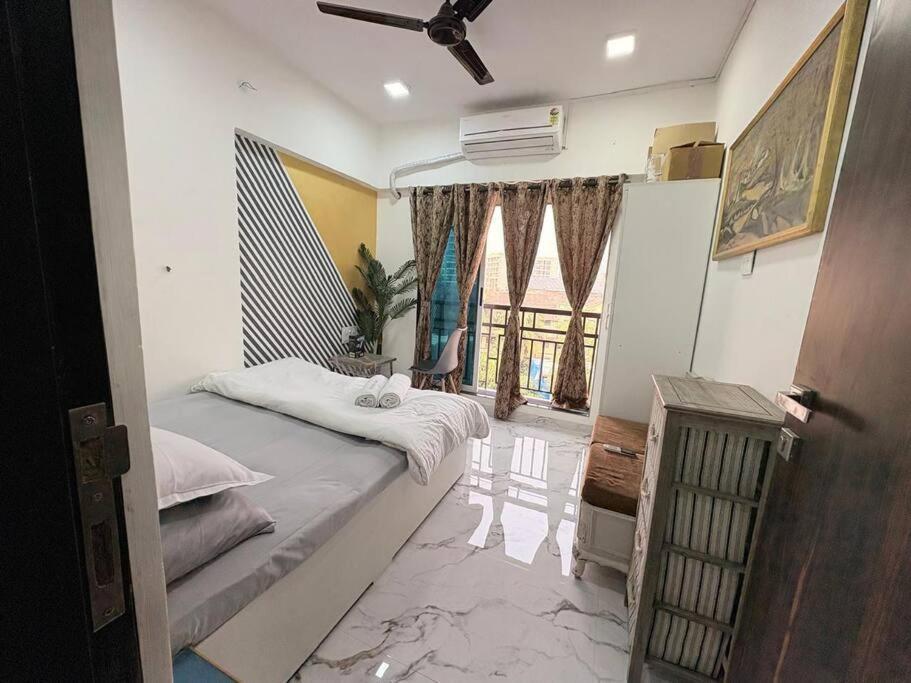 Chic - Bright 1 Bhk Close To Lilavati Hospital At Waroda Road, Bandra West