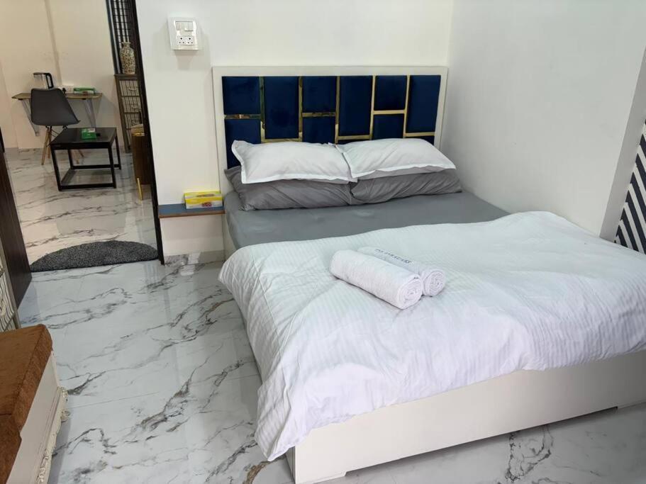 Chic - Bright 1 Bhk Close To Lilavati Hospital At Waroda Road, Bandra West Bombaj
