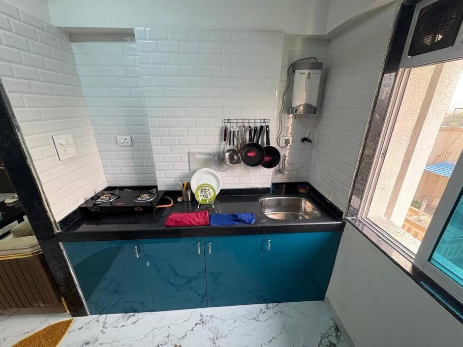 Chic - Bright 1 Bhk Close To Lilavati Hospital At Waroda Road, Bandra West *