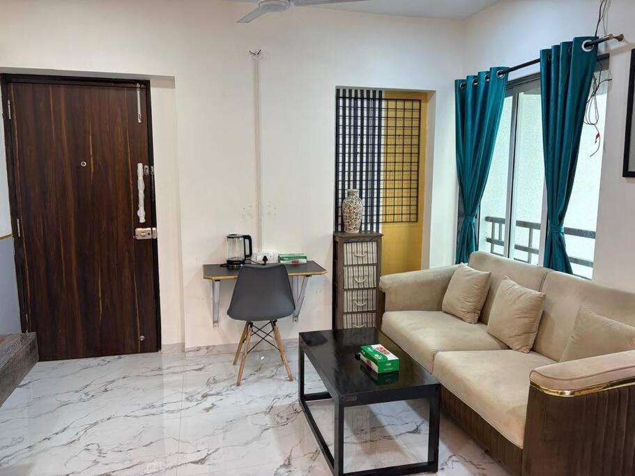 Chic - Bright 1 Bhk Close To Lilavati Hospital At Waroda Road, Bandra West Bombaj
