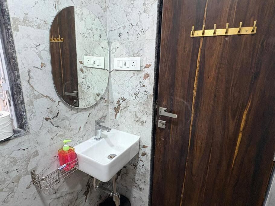 Apartament Chic - Bright 1 Bhk Close To Lilavati Hospital At Waroda Road, Bandra West Bombaj