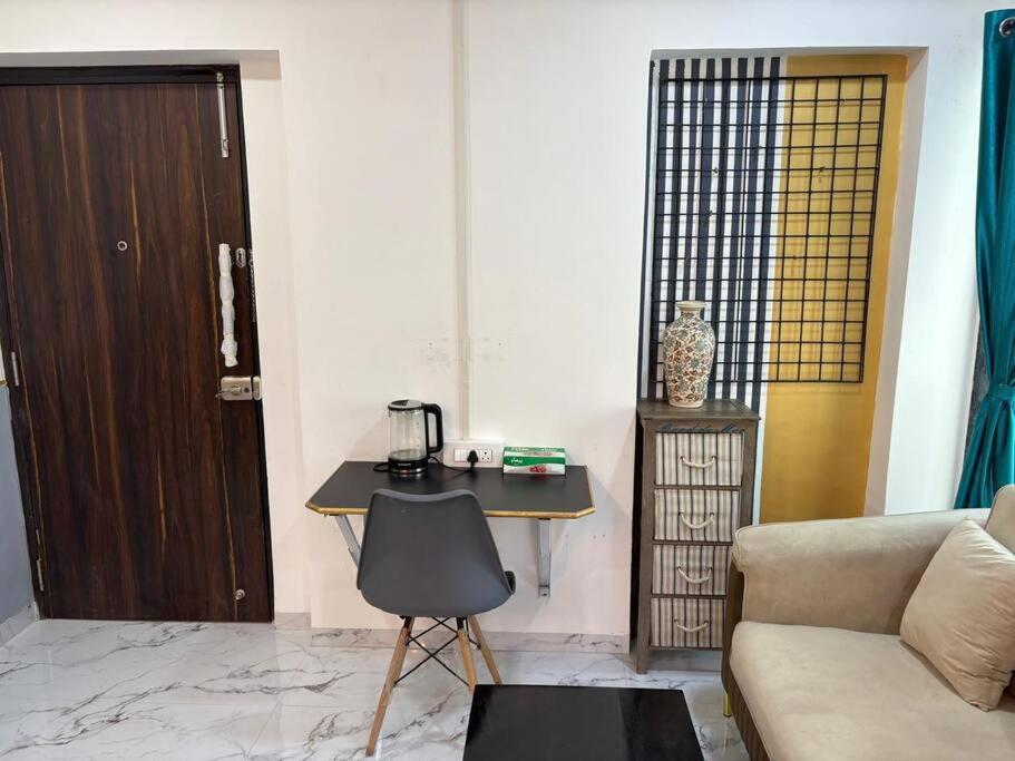 Chic - Bright 1 Bhk Close To Lilavati Hospital At Waroda Road, Bandra West Apartament