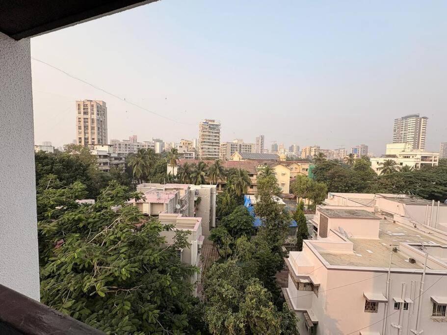 Chic - Bright 1 Bhk Close To Lilavati Hospital At Waroda Road, Bandra West * Bombaj